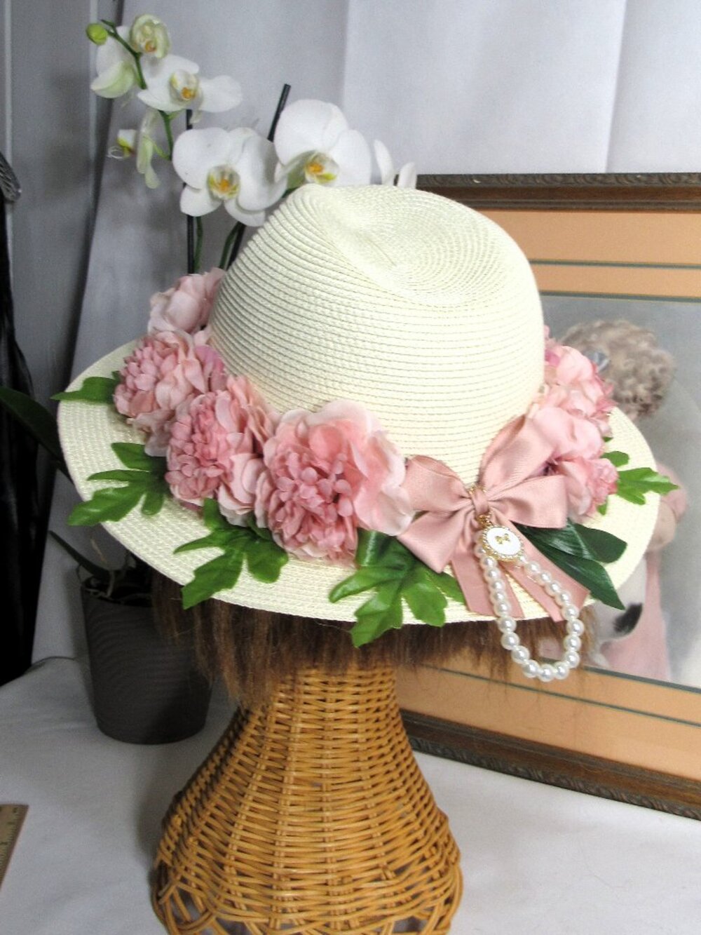 LADIES WHITE XL FEDORA HAT + PINK FLOWERS UNUSED, REALLY SWEET